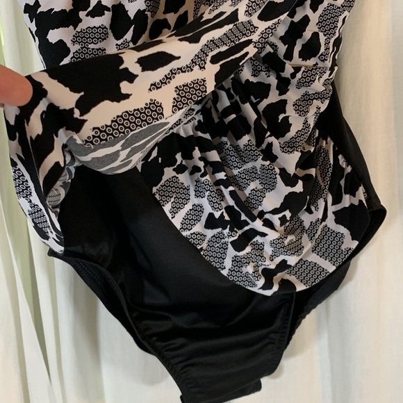 MagicSuit Lisa Black and White Graphic Print Swimsuit, 10 - Picture 3 of 9